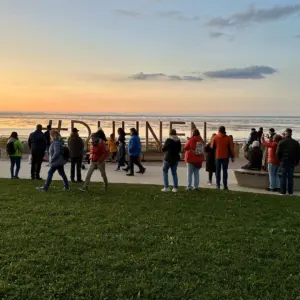Sonnenuntergang in Duhnen mit Touristen und dem Schriftzug #DUHNEN.