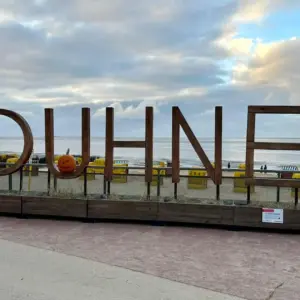 Holzschriftzug #DUHNEN am Strand mit Kürbis und Strandkörben